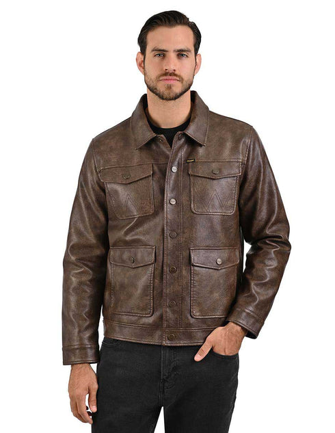 Chamarra Wrangler estilo trucker para Hombre en Piel Sintética Café Oscuro.